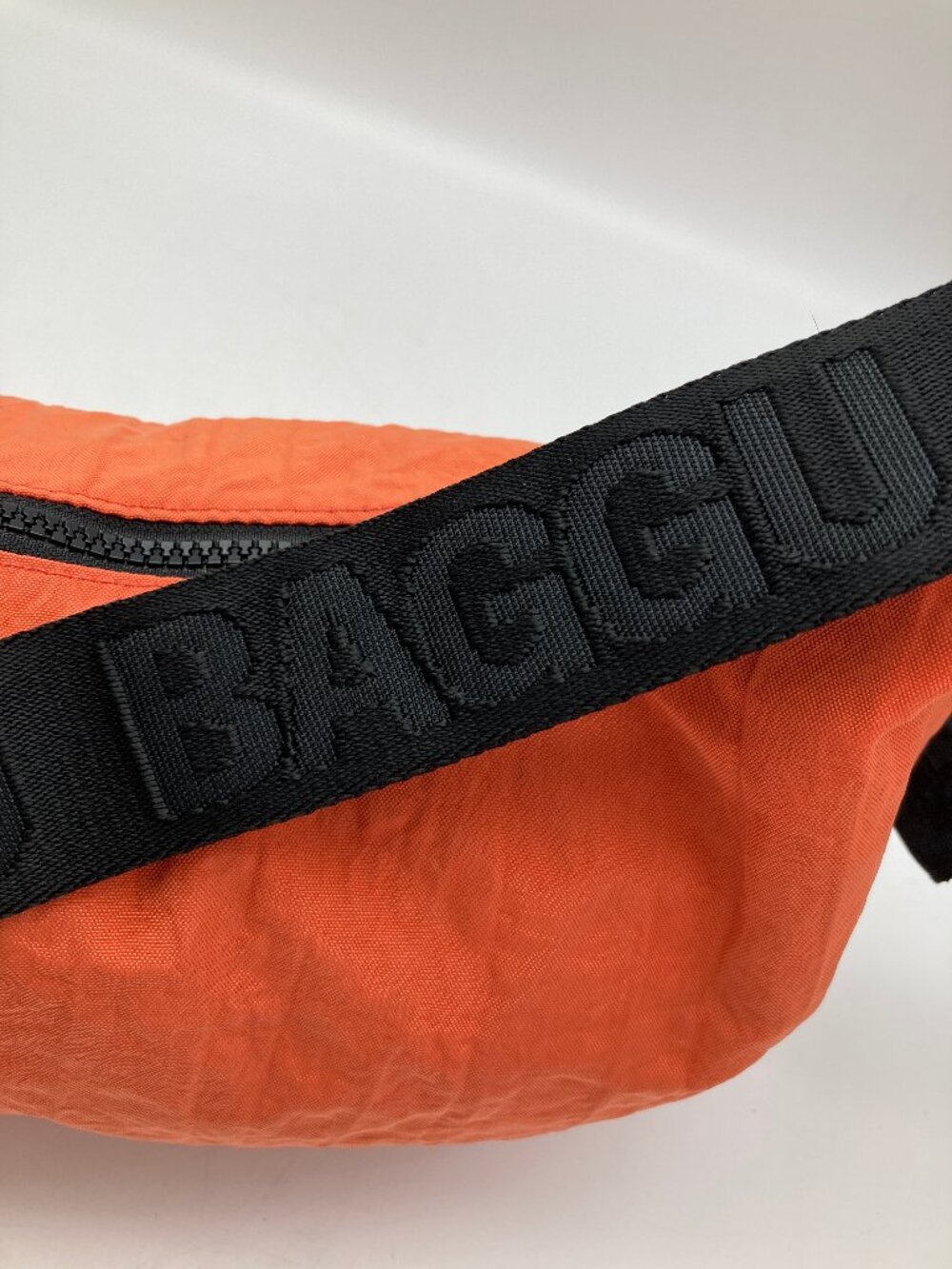 BAGGU Medium Nylon Crescent Bag in Nasturtium - Picture 4 of 7